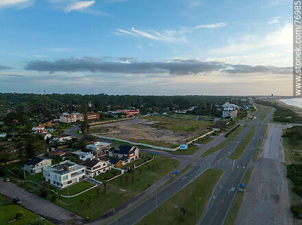 Vista aérea de la rambla de playa Brava al amanecer. San Rafael - Punta del Este y balnearios cercanos - URUGUAY. Foto No. 76985
