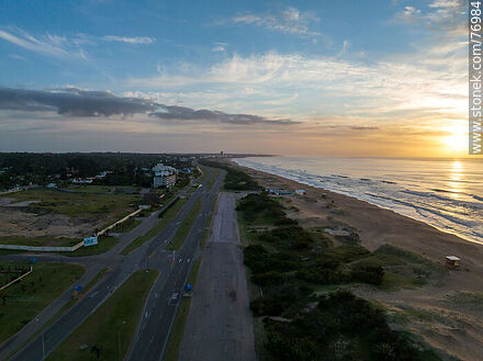Vista aérea de la rambla de playa Brava al amanecer. San Rafael - Punta del Este y balnearios cercanos - URUGUAY. Foto No. 76984
