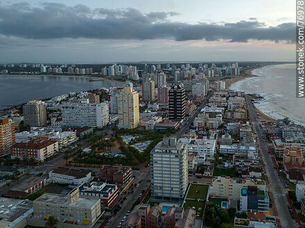 Vista aérea de la Plaza Artigas, playas Brava y Mansa al amanecer - Punta del Este y balnearios cercanos - URUGUAY. Foto No. 76978
