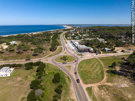 Vista aérea de la rotonda de Ruta 10 en la entrada al balneario - Punta del Este y balnearios cercanos - URUGUAY. Foto No. 77046