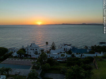 Vista aérea de la puesta de sol en Casapueblo - Punta del Este y balnearios cercanos - URUGUAY. Foto No. 77060