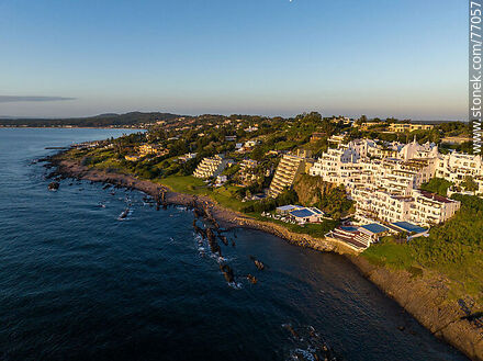 Vista aérea del Hotel Casapueblo - Punta del Este y balnearios cercanos - URUGUAY. Foto No. 77057