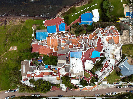 Vista aérea vertical del Hotel Casapueblo - Punta del Este y balnearios cercanos - URUGUAY. Foto No. 77079