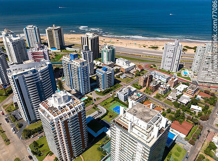 Vista aérea desde lo alto de los edificios hacia la playa - Punta del Este y balnearios cercanos - URUGUAY. Foto No. 77086