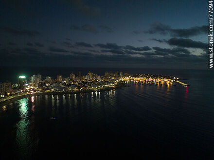 Vista aérea de la Península y puerto de Punta del Este al anochecer - Punta del Este y balnearios cercanos - URUGUAY. Foto No. 77094