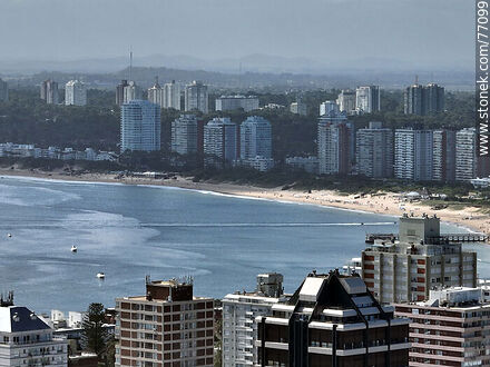 Vista aérea de Playa Mansa desde atrás de edificios - Punta del Este y balnearios cercanos - URUGUAY. Foto No. 77099