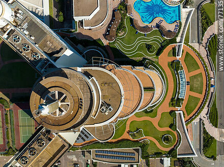 Vista aérea cenital del hotel Enjoy en la Parada 3 de playa Mansa de Punta del Este - Punta del Este y balnearios cercanos - URUGUAY. Foto No. 77135
