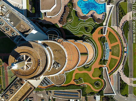 Vista aérea cenital del hotel Enjoy en la Parada 3 de playa Mansa de Punta del Este - Punta del Este y balnearios cercanos - URUGUAY. Foto No. 77134