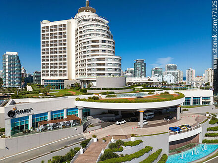 Vista aérea del hotel Enjoy en la Parada 3 de playa Mansa de Punta del Este - Punta del Este y balnearios cercanos - URUGUAY. Foto No. 77125