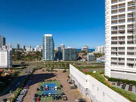 Vista aérea del hotel Enjoy en la Parada 3 de playa Mansa de Punta del Este - Punta del Este y balnearios cercanos - URUGUAY. Foto No. 77124