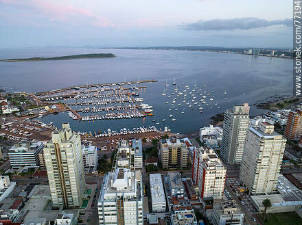 Vista aérea del puerto y edificios de la Península - Punta del Este y balnearios cercanos - URUGUAY. Foto No. 77194