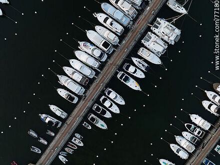 Vista aérea vertical de embarcaciones en los muelles de las marinas - Punta del Este y balnearios cercanos - URUGUAY. Foto No. 77180