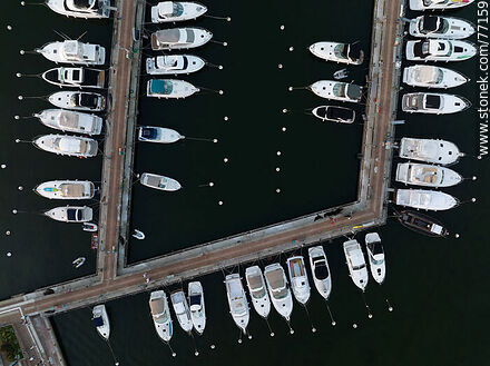 Vista aérea vertical de embarcaciones en los muelles de las marinas - Punta del Este y balnearios cercanos - URUGUAY. Foto No. 77159