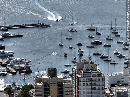 Vista aérea de veleros entre los edificios - Punta del Este y balnearios cercanos - URUGUAY. Foto No. 77236