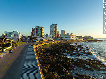 Vista aérea de la Rambla Artigas al amanecer - Punta del Este y balnearios cercanos - URUGUAY. Foto No. 77247