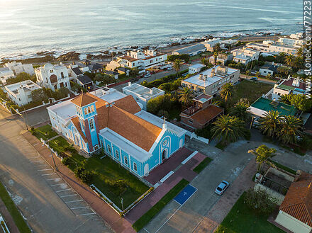 Vista aérea de la plaza frente al faro y la iglesia La Candelaria al amanecer - Punta del Este y balnearios cercanos - URUGUAY. Foto No. 77223