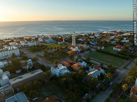 Vista aérea de la plaza frente al faro y la iglesia La Candelaria al amanecer - Punta del Este y balnearios cercanos - URUGUAY. Foto No. 77220