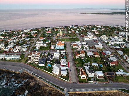 Vista aérea de la calle El Faro al amanecer - Punta del Este y balnearios cercanos - URUGUAY. Foto No. 77178
