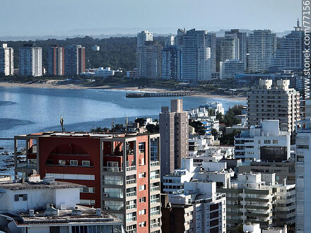 Vista aérea de edificios frente a la bahía - Punta del Este y balnearios cercanos - URUGUAY. Foto No. 77156