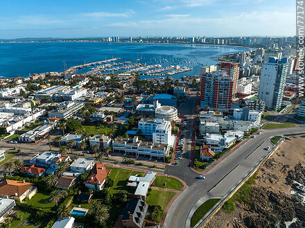 Vista aérea de la esquina de la rambla y calles El Foque y Capitán Miranda - Punta del Este y balnearios cercanos - URUGUAY. Foto No. 77174
