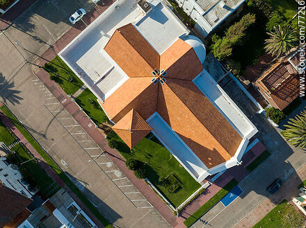 Vista aérea del techo de la iglesia La Candelaria - Punta del Este y balnearios cercanos - URUGUAY. Foto No. 77216
