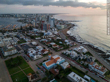 Vista aérea de la Iglesia La Candelaria y playas Mansa y Brava (Río de la Plata y Océano Atlántico) - Punta del Este y balnearios cercanos - URUGUAY. Foto No. 77171