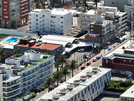 Vista aérea de la calle 17 - Punta del Este y balnearios cercanos - URUGUAY. Foto No. 77166