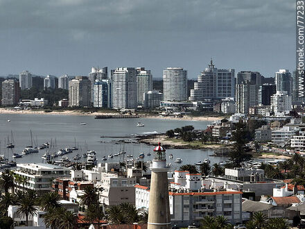 Vista aérea del faro entre los edificios circundantes y los alejados - Punta del Este y balnearios cercanos - URUGUAY. Foto No. 77233
