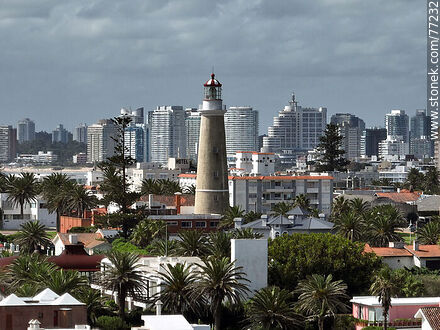 Vista aérea del faro entre los edificios circundantes y los alejados - Punta del Este y balnearios cercanos - URUGUAY. Foto No. 77232