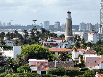 Vista aérea del faro entre los edificios circundantes y los alejados - Punta del Este y balnearios cercanos - URUGUAY. Foto No. 77227
