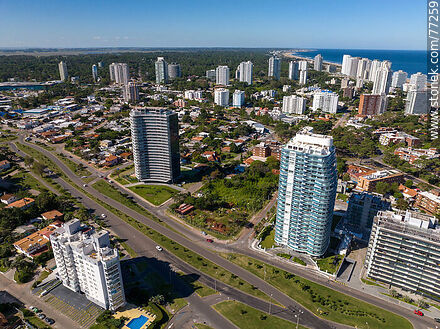 Vista aérea de edificios sobre la Avenida Artigas - Punta del Este y balnearios cercanos - URUGUAY. Foto No. 77259