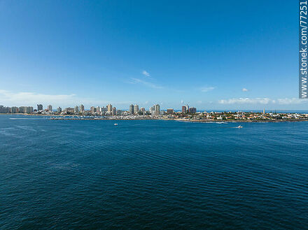 Vista aérea de Punta del Este desde el mar - Punta del Este y balnearios cercanos - URUGUAY. Foto No. 77251