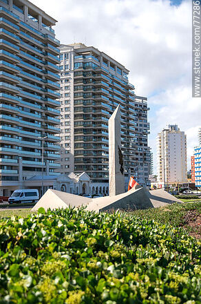 Sculptures in front of Brava Beach at Parada 1 - Punta del Este and its near resorts - URUGUAY. Photo #77286