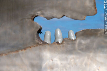 Fingers peeking out of a sculpture - Punta del Este and its near resorts - URUGUAY. Photo #77282