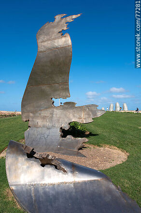 Sculptures in front of Brava Beach at Parada 1 - Punta del Este and its near resorts - URUGUAY. Photo #77281