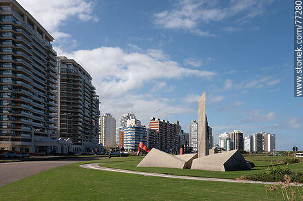 Sculptures in front of Brava Beach at Parada 1 - Punta del Este and its near resorts - URUGUAY. Photo #77280