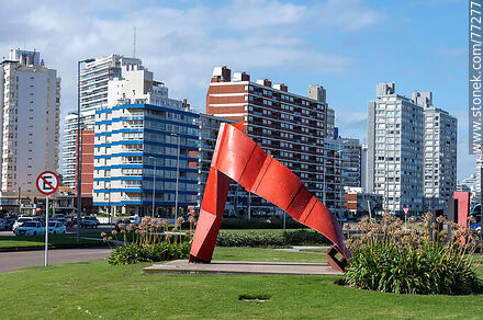 Sculptures in front of Brava Beach at Parada 1 - Punta del Este and its near resorts - URUGUAY. Photo #77277