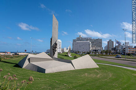 Sculptures in front of Brava Beach at Parada 1 - Punta del Este and its near resorts - URUGUAY. Photo #77275