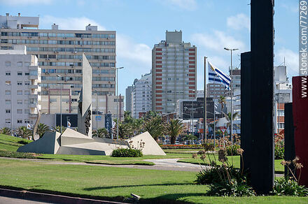 Sculptures in front of Brava Beach at Parada 1 - Punta del Este and its near resorts - URUGUAY. Photo #77269