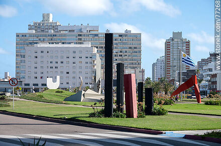 Esculturas frente a playa Brava en la Parada 1 - Punta del Este y balnearios cercanos - URUGUAY. Foto No. 77268
