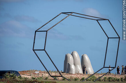 Los dedos de La Mano detrás de una estructura octogonal - Punta del Este y balnearios cercanos - URUGUAY. Foto No. 77266