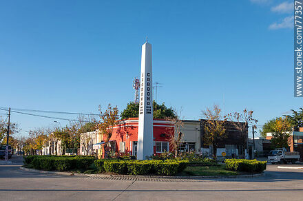 Obelisk on Bulevar Cardona - Florencio Sánchez, departmental limit of Colonia and Soriano - Soriano - URUGUAY. Photo #77357