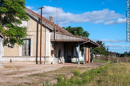 Estación de trenes Arroyo Grande en Ismael Cortinas en el límite de cuatro departamentos. Andén y vías cubiertas de pasto - Departamento de Flores - URUGUAY. Foto No. 77405