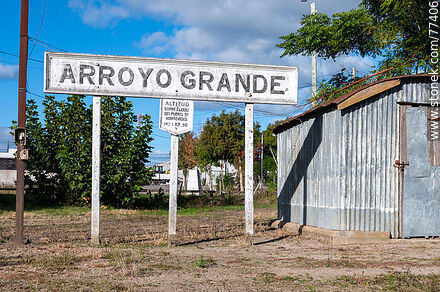Estación de trenes Arroyo Grande en Ismael Cortinas en el límite de cuatro departamentos. Cartel de la estación - Departamento de Flores - URUGUAY. Foto No. 77406
