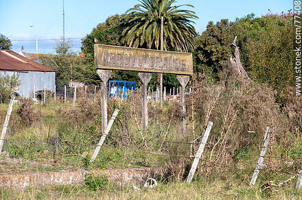 Estación de trenes Arroyo Grande en Ismael Cortinas en el límite de cuatro departamentos. Cartel de la estación - Departamento de Flores - URUGUAY. Foto No. 77408
