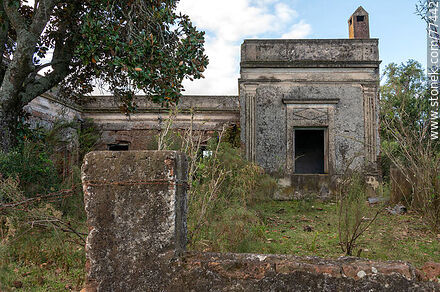 Abandoned house in front of the train station - Department of Colonia - URUGUAY. Photo #77442