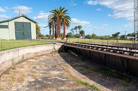 Mal Abrigo train station. Turntable to change direction of the locomotives - San José - URUGUAY. Photo #77489