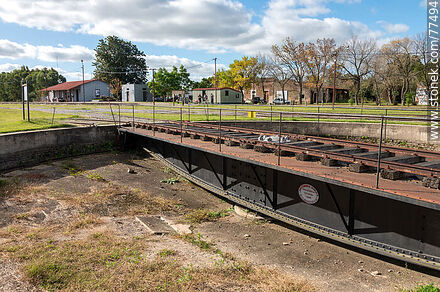 Estación de trenes de Mal Abrigo. Plataforma giratoria para cambiar de dirección las locomotoras - Departamento de San José - URUGUAY. Foto No. 77494