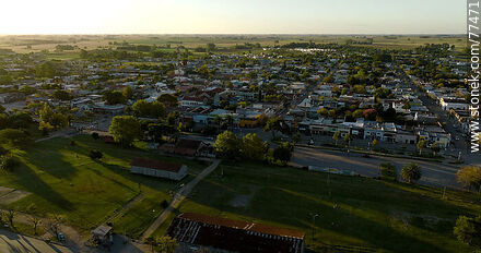 Vista aérea de la antigua estación de trenes Cardona y la parte de ciudad que pertenece a Soriano - Departamento de Soriano - URUGUAY. Foto No. 77471