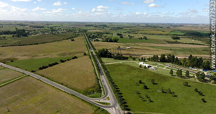 Vista aérea de la ruta 11 flanqueada por palmeras y el bypass de San José - Departamento de San José - URUGUAY. Foto No. 77523